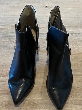 Adrienne VIttadini Stacked Ankle Boot 9M Black Leather